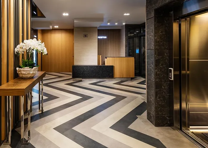 -- Park -- Part Of Urban Chic Luxury Design - Parking & Compliments - Next To Shopping & Dining Mall