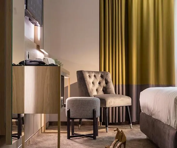 ホテル -- Park -- Part Of Urban Chic Luxury Design - Parking & Compliments - Next To Shopping & Dining Mall