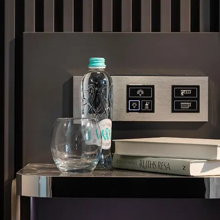 Hotel -- Park -- Part Of Urban Chic Luxury Design - Parking & Compliments - Next To Shopping & Dining Mall 4*