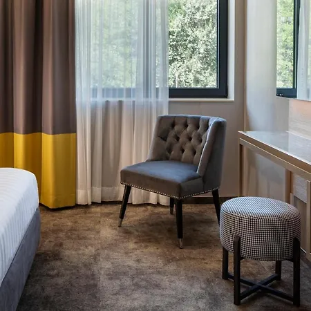 Отель -- Park -- Part Of Urban Chic Luxury Design - Parking & Compliments - Next To Shopping & Dining Mall