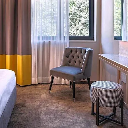 -- Park -- Part Of Urban Chic Luxury Design - Parking & Compliments - Next To Shopping & Dining Mall Hotel 4*