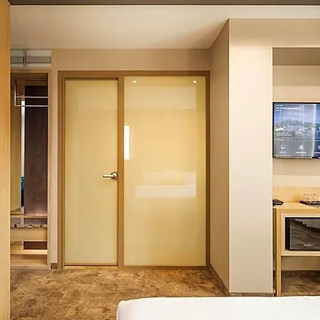 Hotel -- Park -- Part Of Urban Chic Luxury Design - Parking & Compliments - Next To Shopping & Dining Mall