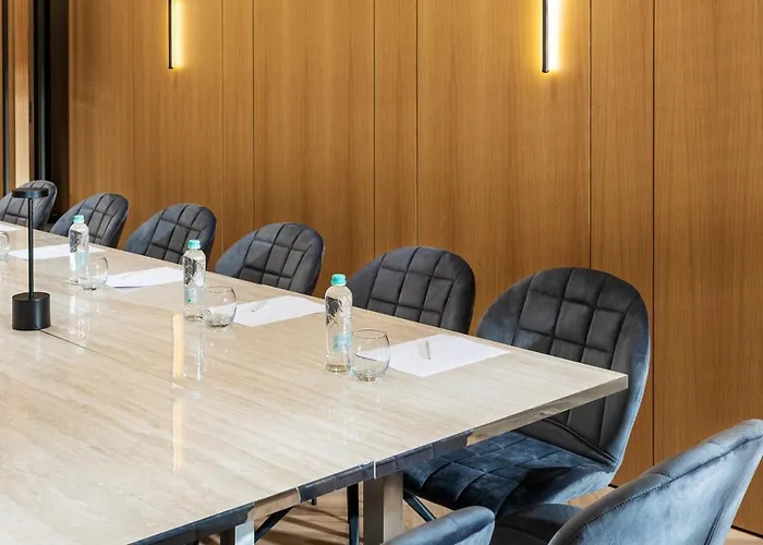 -- Park -- Part Of Urban Chic Luxury Design - Parking & Compliments - Next To Shopping & Dining Mall