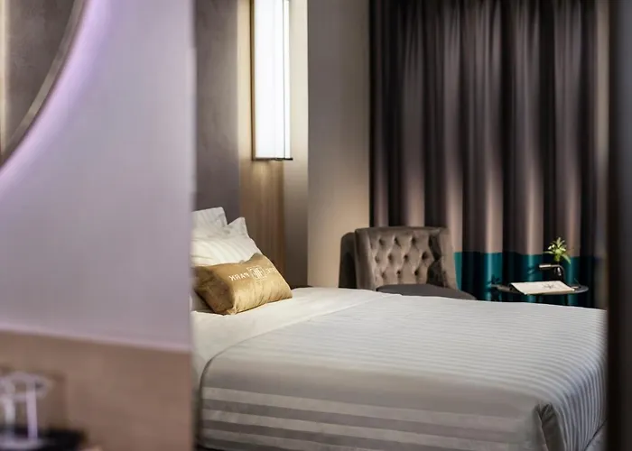 Hotel -- Park -- Part Of Urban Chic Luxury Design - Parking & Compliments - Next To Shopping & Dining Mall 4*