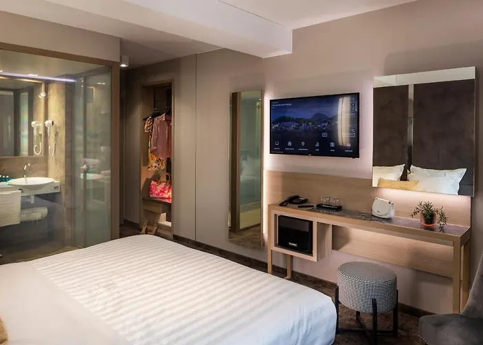 -- Park -- Part Of Urban Chic Luxury Design - Parking & Compliments - Next To Shopping & Dining Mall 普罗夫迪夫