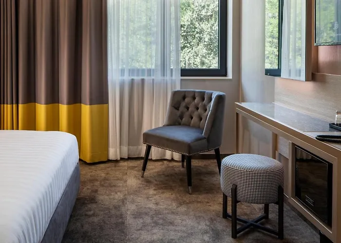 Hotel -- Park -- Part Of Urban Chic Luxury Design - Parking & Compliments - Next To Shopping & Dining Mall