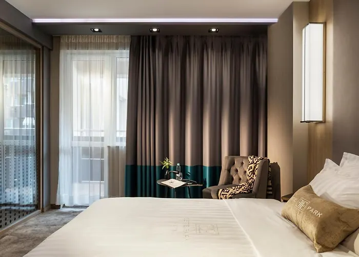 -- Park -- Part Of Urban Chic Luxury Design - Parking & Compliments - Next To Shopping & Dining Mall 4*